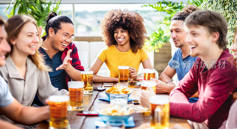 年轻的时尚人士在啤酒厂酒吧休闲天井喝啤酒-饮料生活方式的概念，与男人和女人一起在快乐的时间-明亮生动的过滤器与关注mid - woman